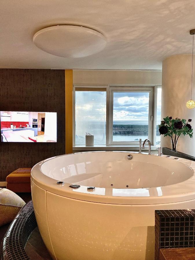 Sky Flat Jacuzzi 27 Floor Lägenhet Klaipėda Exteriör bild